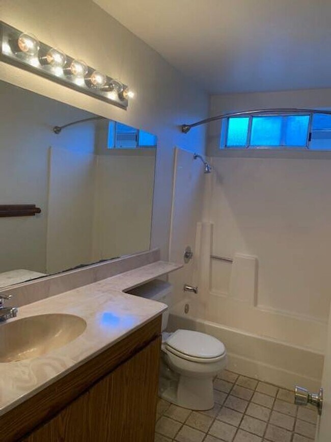 Building Photo - Great Home in H Section of Rohnert Park ~ 5 bedrooms and 2 bathrooms ~ Co Signers are Accepted