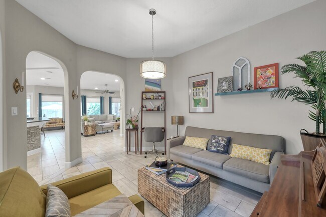 Building Photo - 204 W Pines Dr