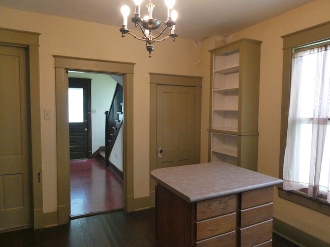 Building Photo - 3 Bedroom House Downtown & Walking Distance to Columbia College