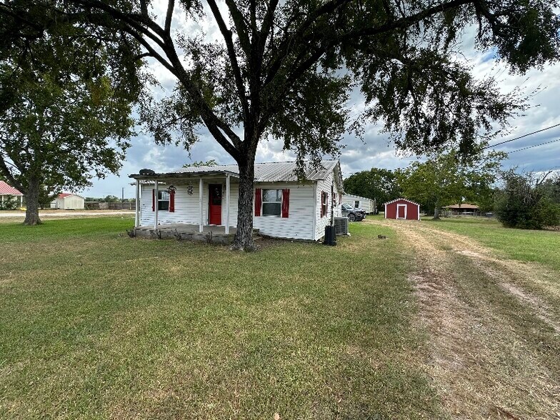 Primary Photo - 917 FM247
