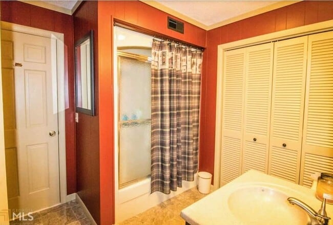 Building Photo - 50 Broadmoor Ln