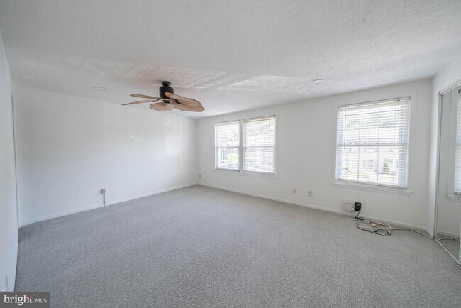 Building Photo - 10 Forestview Ct