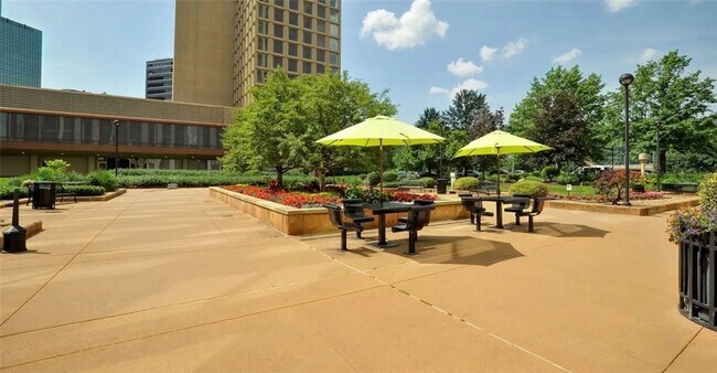 Building Photo - 320 Fort Duquesne Blvd