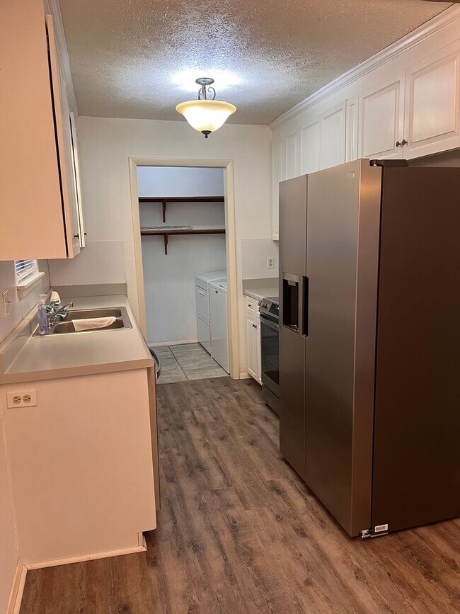 Building Photo - 3 bedroom, 2 bath bungalow on huge lot. Country living, but close to I-40, 140 and Wilmington.