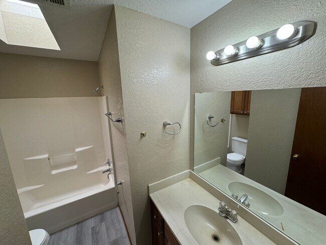 Building Photo - 4 bed in Moore Schools!
