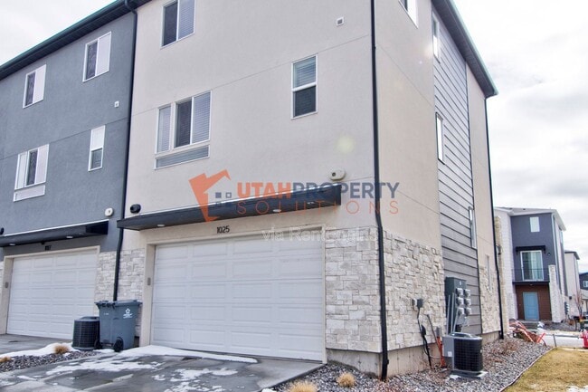 Building Photo - 1025 W 400 S