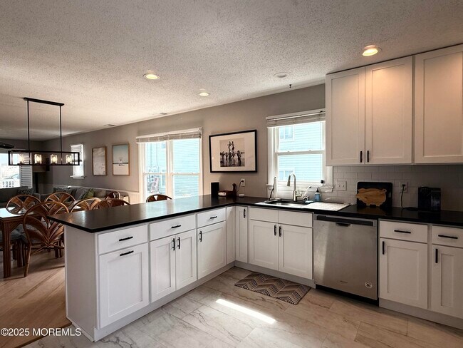 Building Photo - 1109 N Ocean Ave