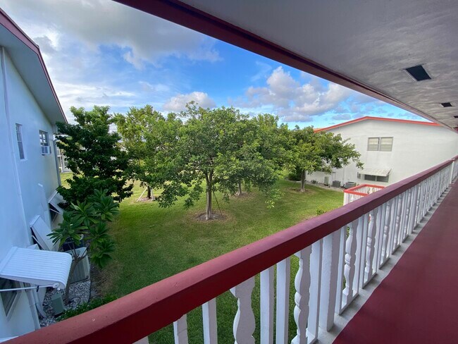 Building Photo - 209 Norwich I