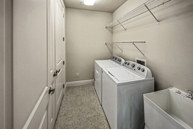 Building Photo - 2/2+Den Coach Home Available Annually!
