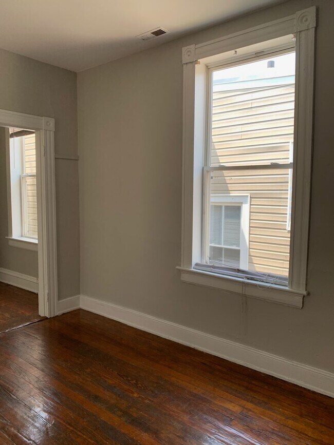 Building Photo - 2210 Parkwood Ave