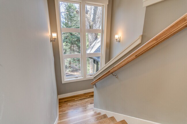 Building Photo - Gorgeous,  North Asheville Cottage