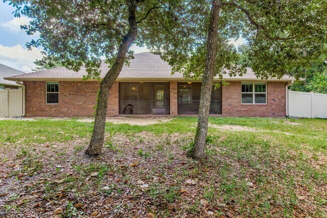 Building Photo - Spacious 4-Bedroom / 3 Bathroom + Office c...