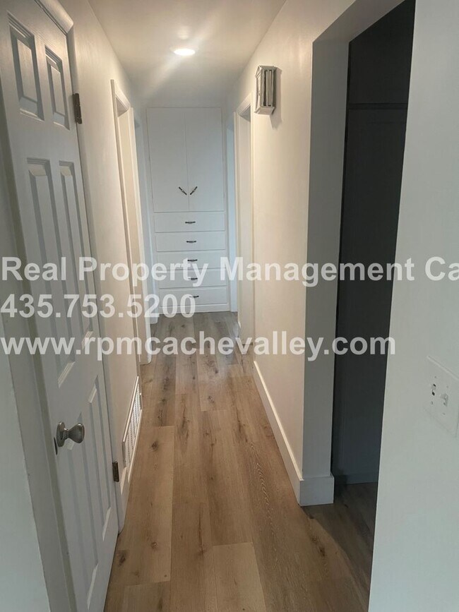 Building Photo - 495 E 900 N