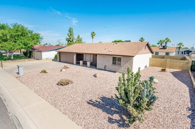 Building Photo - 3/2 sfh 2 car garage, huge yard 35th Ave &...