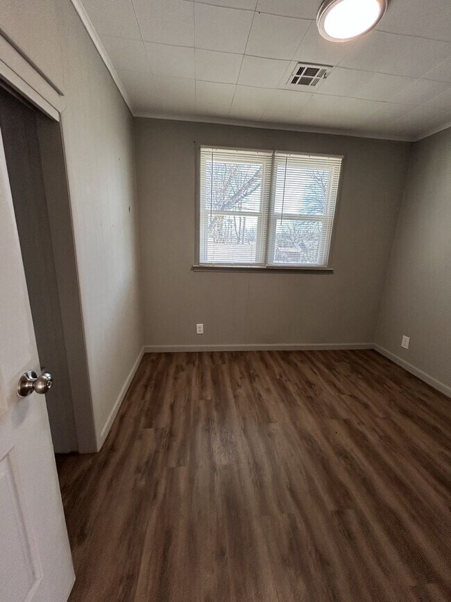 Building Photo - 304 E Park St