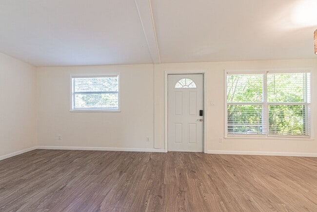 Building Photo - Annual Rental – Pet-Friendly Charming Napl...