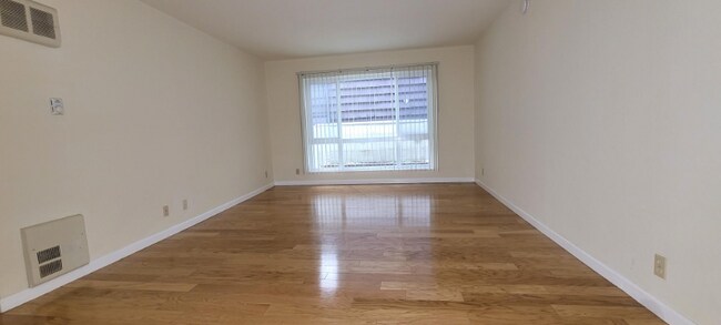 Building Photo - 301 Lenox Ave