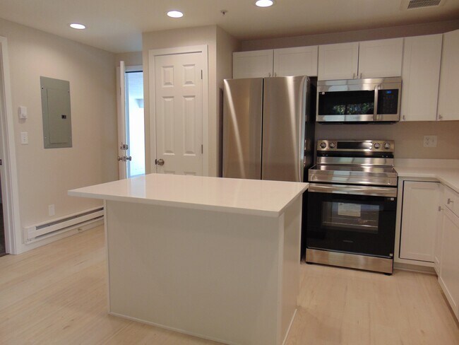 Building Photo - 721 Collyer St