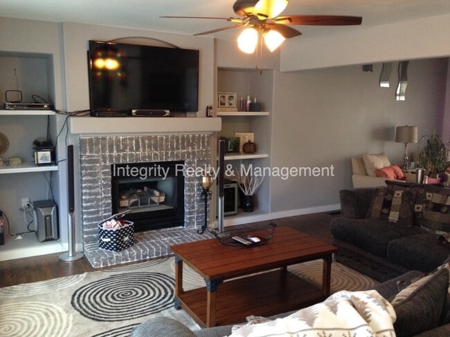 Building Photo - 305 Dunhill St