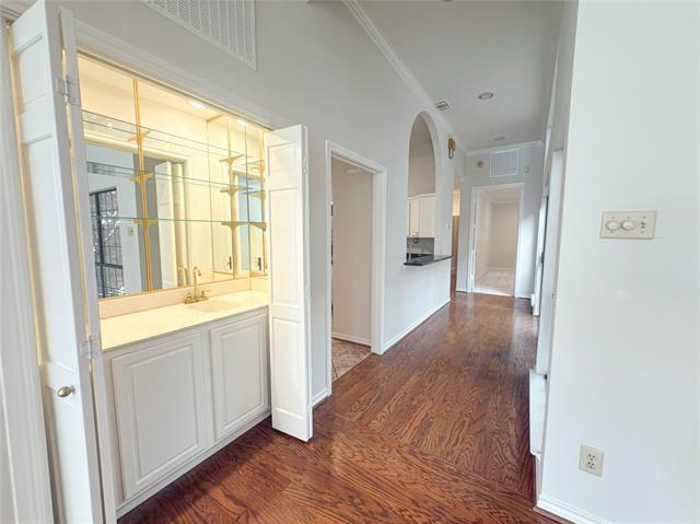 Building Photo - 5991 Lindenshire Ln