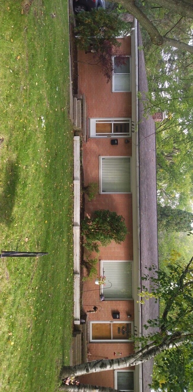 Primary Photo - 1421 Albert Ave