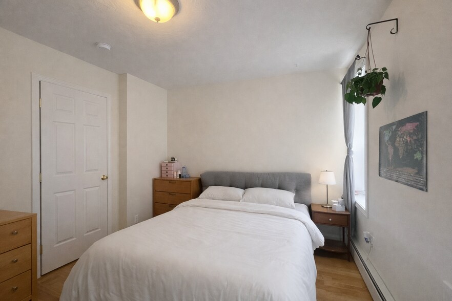 Building Photo - 1056 Cambridge St