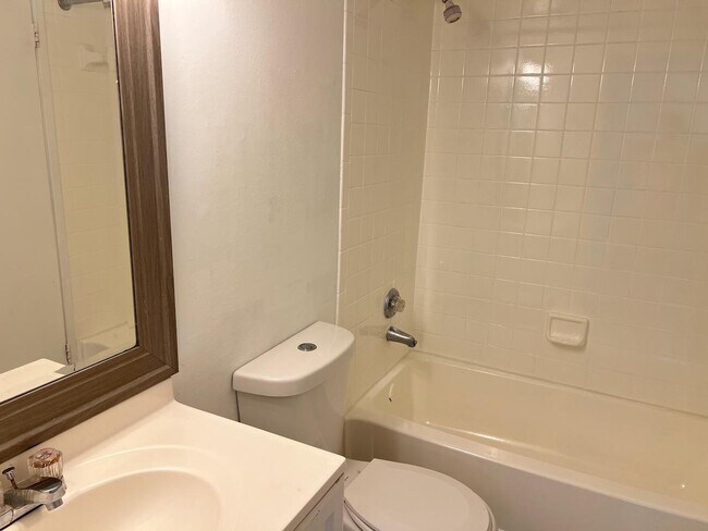 Building Photo - 9875 Nob Hill Ct