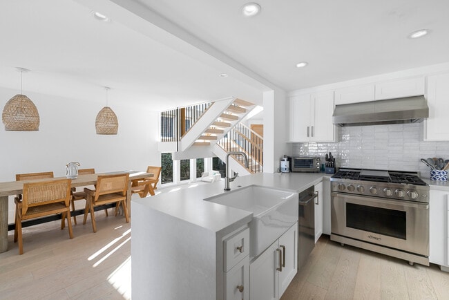 Building Photo - 1126 E Balboa Blvd