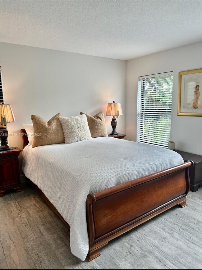 Building Photo - 2309 Fairway Dr S