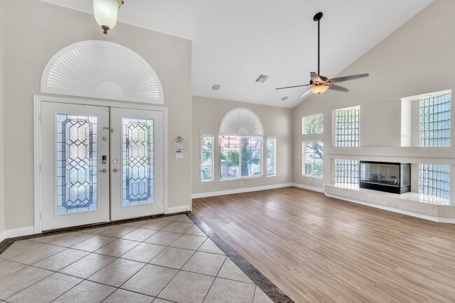 Building Photo - LUXORY 5 BEDROOM 3 1/2 BATH HOME LOCATED I...