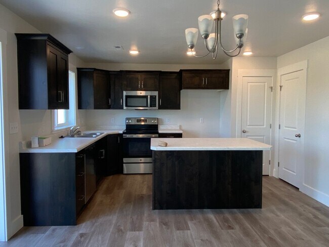Building Photo - 1403 W Creekside Dr