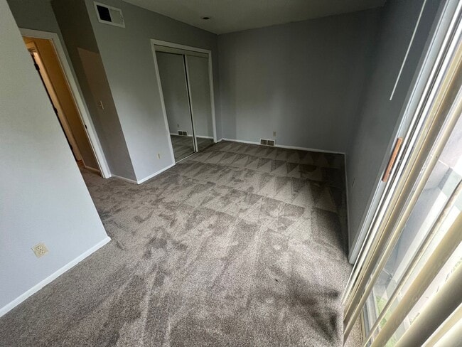 Building Photo - Charming 2bd  1.5ba home in South KC