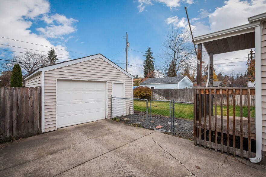 Garage and storage - 1114 E Pennsylvania Ave