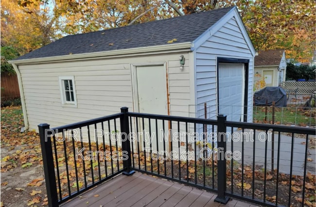 Building Photo - 310 SW Hillside Dr