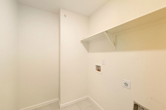 Building Photo - Bright and Airy 2 Bed 2.5 Bath Townhome in...