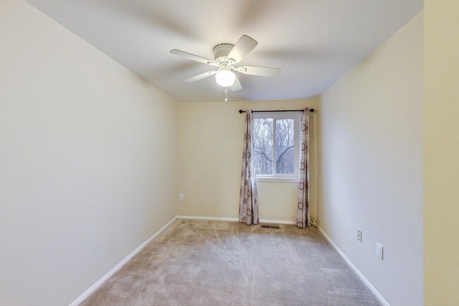 Building Photo - COMING SOON - Updated 3+2.5 End Unit w/ 2 PARKING SPACES