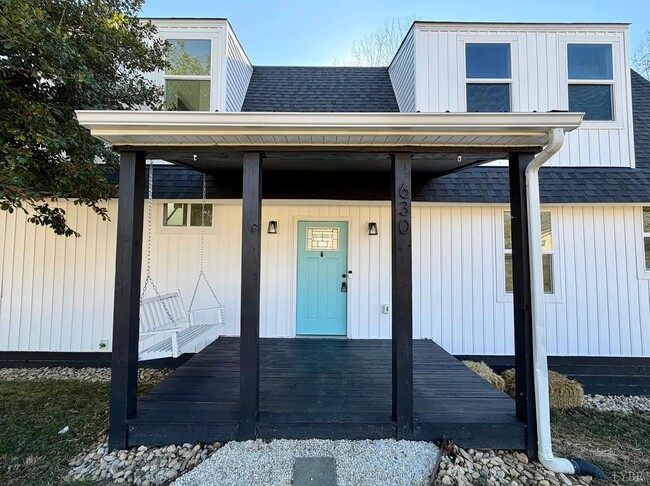 Building Photo - 630 Selene St