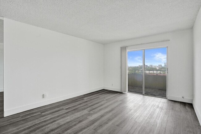 Building Photo - 900 NE 18th Ave