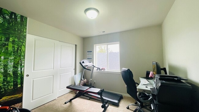 Building Photo - Spacious Corner 5 bed Single Family Home i...