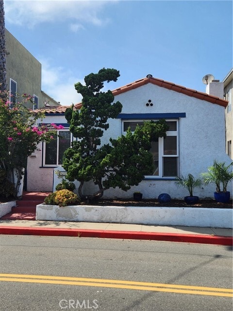 Building Photo - 329 27th St