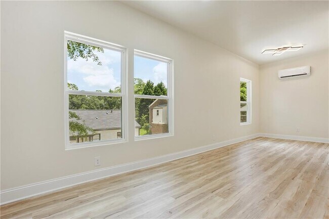 Building Photo - 720 N Parkwood Rd
