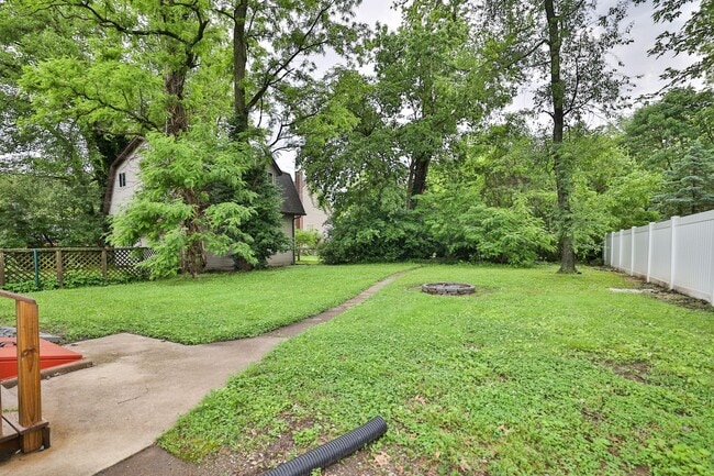 Building Photo - Newly Renovated Single Family Home