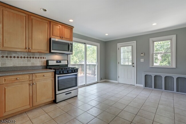 Building Photo - 85 Hollywood Ave