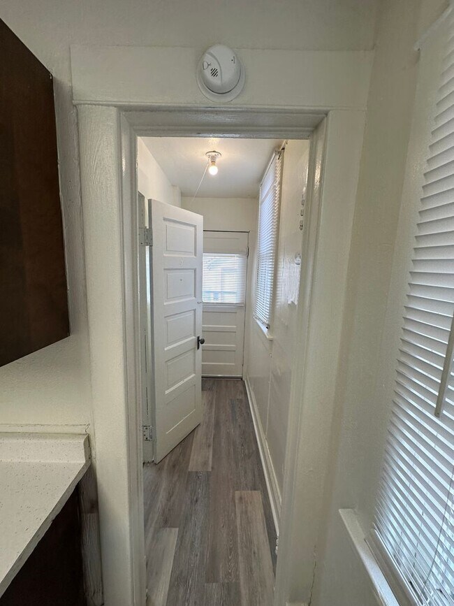 Building Photo - AJE1461