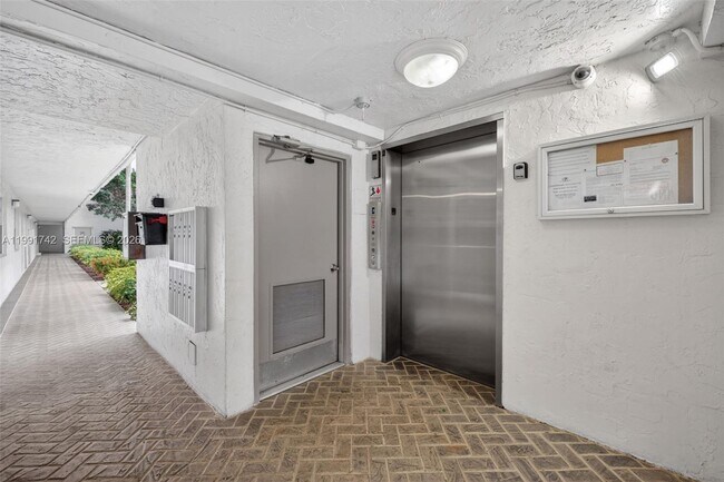 Building Photo - 3100 W Rolling Hills Cir