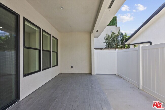 Building Photo - 521 N Martel Ave