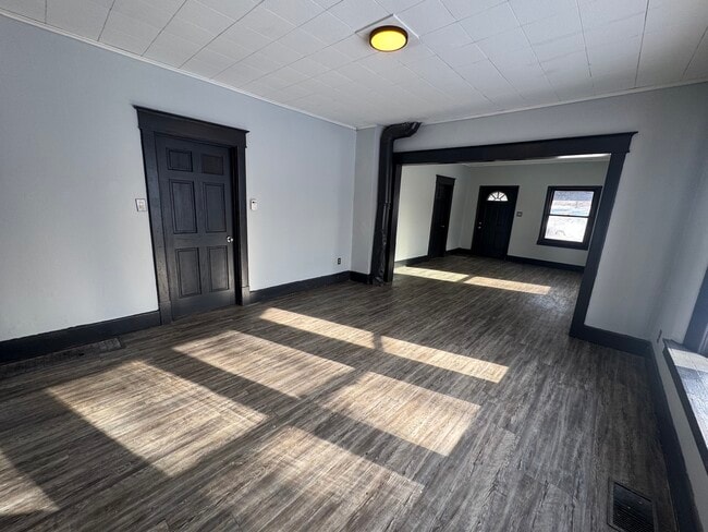 Building Photo - 610 Plum St