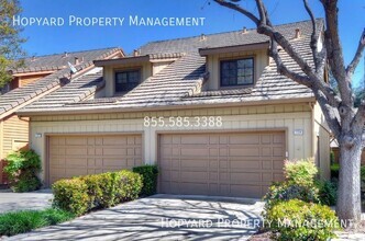 Building Photo - Absolutely stunning duet style townhome!