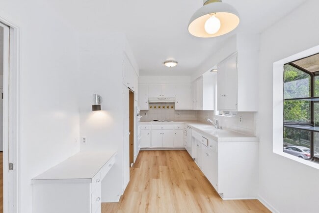 Building Photo - HUGE TOP FLOOR 2 BED 2 BATH IN PRIME SANTA MONICA! -FIREPLACE, BALCONY & GARAGE PARKING SPACE