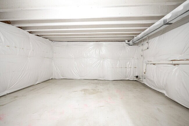 Building Photo - 32 Westmont Dr